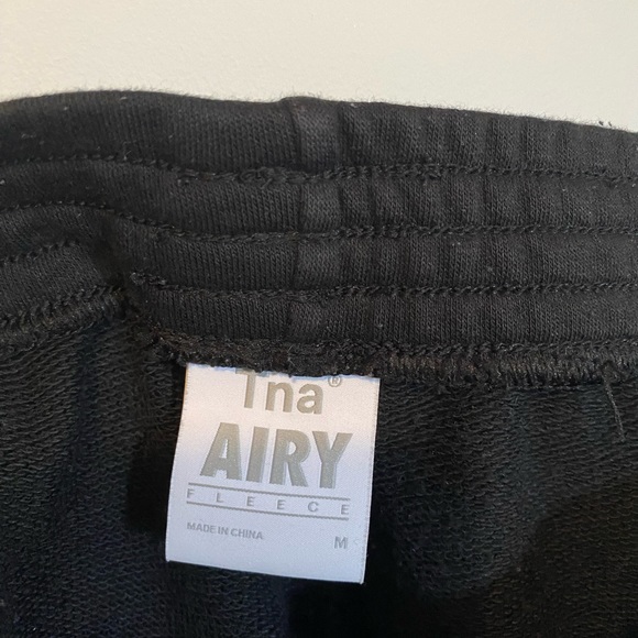 TNA aritzia  airy fleece black sweatshorts size medium - Picture 3 of 4